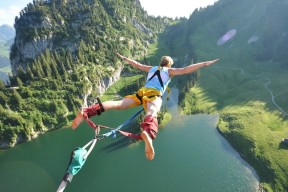 欧博官网-浓眉哥铁血防线铸奇迹，爆冷击退切尔西